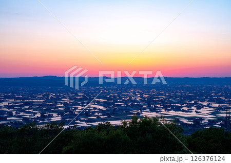 【初夏の絶景】初夏の砺波平野・散居村の夕暮れと水田のリフレクションとマジックアワー【富山県】 126376124