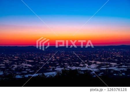 【初夏の絶景】初夏の砺波平野・散居村の夕暮れと水田のリフレクションとマジックアワー【富山県】 【初夏の絶景】初夏の砺波平野・散居村の夕暮れと水田のリフレクションとマジックアワー【富山県】 126376128