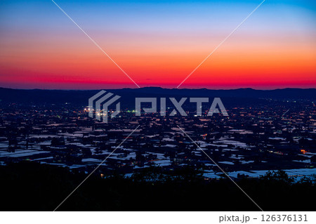 【初夏の絶景】初夏の砺波平野・散居村の夕暮れと水田のリフレクションとマジックアワー【富山県】 126376131
