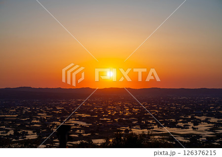 【初夏の絶景】初夏の砺波平野・散居村の夕暮れと水田のリフレクション【富山県】 【初夏の絶景】初夏の砺波平野・散居村の夕暮れと水田のリフレクション【富山県】 126376215