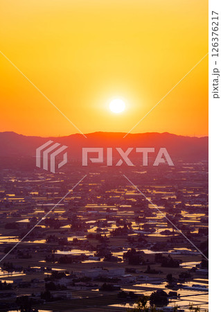【初夏の絶景】初夏の砺波平野・散居村の夕暮れと水田のリフレクション【富山県】 126376217