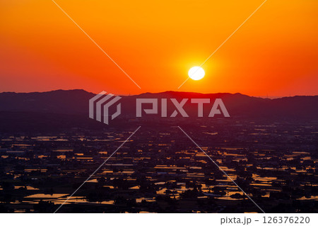 【初夏の絶景】初夏の砺波平野・散居村の夕暮れと水田のリフレクション【富山県】 【初夏の絶景】初夏の砺波平野・散居村の夕暮れと水田のリフレクション【富山県】 126376220