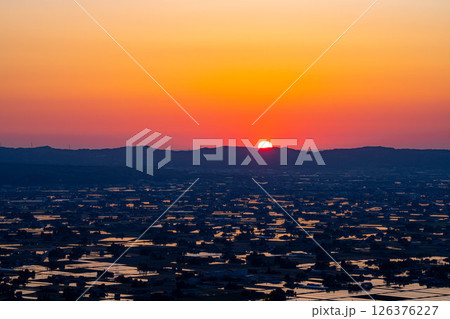 【初夏の絶景】初夏の砺波平野・散居村の夕暮れと水田のリフレクション【富山県】 126376227