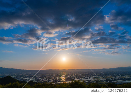 【初夏の絶景】初夏の砺波平野・散居村の夕暮れと水田のリフレクション【富山県】 【初夏の絶景】初夏の砺波平野・散居村の夕暮れと水田のリフレクション【富山県】 126376232
