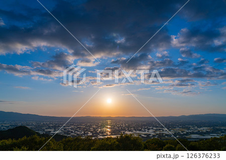 【初夏の絶景】初夏の砺波平野・散居村の夕暮れと水田のリフレクション【富山県】 【初夏の絶景】初夏の砺波平野・散居村の夕暮れと水田のリフレクション【富山県】 126376233