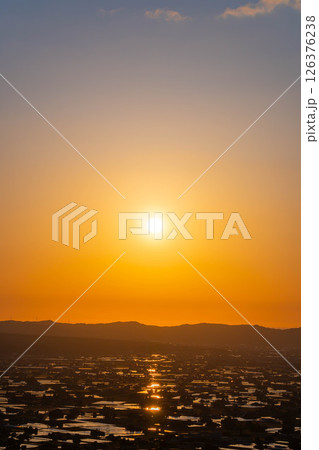 【初夏の絶景】初夏の砺波平野・散居村の夕暮れと水田のリフレクション【富山県】 126376238