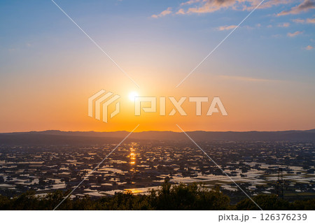 【初夏の絶景】初夏の砺波平野・散居村の夕暮れと水田のリフレクション【富山県】 【初夏の絶景】初夏の砺波平野・散居村の夕暮れと水田のリフレクション【富山県】 126376239