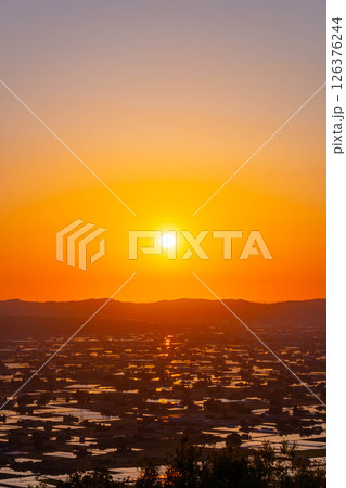 【初夏の絶景】初夏の砺波平野・散居村の夕暮れと水田のリフレクション【富山県】 126376244