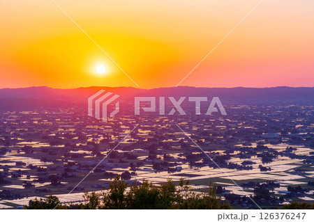 【初夏の絶景】初夏の砺波平野・散居村の夕暮れと水田のリフレクション【富山県】 126376247