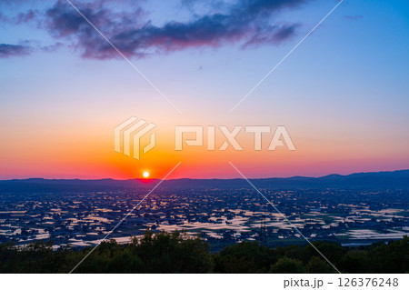 【初夏の絶景】初夏の砺波平野・散居村の夕暮れと水田のリフレクション【富山県】 【初夏の絶景】初夏の砺波平野・散居村の夕暮れと水田のリフレクション【富山県】 126376248