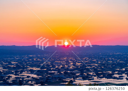 【初夏の絶景】初夏の砺波平野・散居村の夕暮れと水田のリフレクション【富山県】 126376250