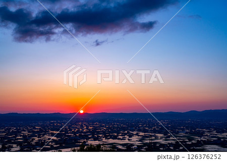 【初夏の絶景】初夏の砺波平野・散居村の夕暮れと水田のリフレクション【富山県】 【初夏の絶景】初夏の砺波平野・散居村の夕暮れと水田のリフレクション【富山県】 126376252