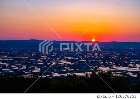 【初夏の絶景】初夏の砺波平野・散居村の夕暮れと水田のリフレクション【富山県】 126376253