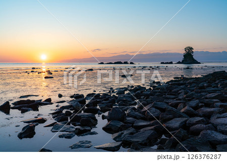 【海岸素材】富山県の絶景・初夏の凪いだ日本海と雨晴海岸の朝景【富山県】 【海岸素材】富山県の絶景・初夏の凪いだ日本海と雨晴海岸の朝景【富山県】 126376287