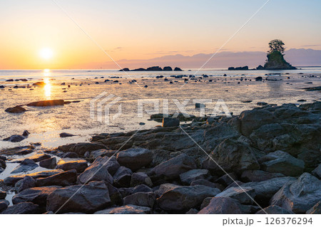 【海岸素材】富山県の絶景・初夏の凪いだ日本海と雨晴海岸の朝景【富山県】 【海岸素材】富山県の絶景・初夏の凪いだ日本海と雨晴海岸の朝景【富山県】 126376294