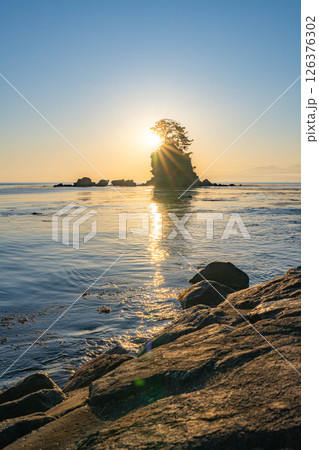 【海岸素材】富山県の絶景・初夏の凪いだ日本海と雨晴海岸の朝景【富山県】 126376302