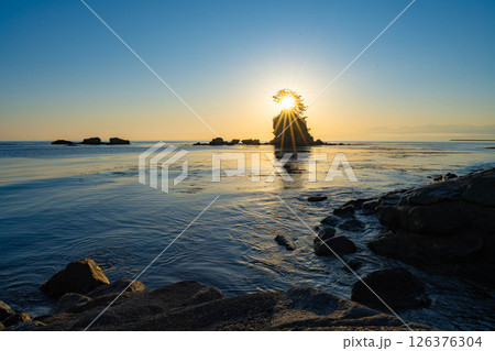 【海岸素材】富山県の絶景・初夏の凪いだ日本海と雨晴海岸の朝景【富山県】 【海岸素材】富山県の絶景・初夏の凪いだ日本海と雨晴海岸の朝景【富山県】 126376304