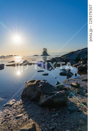 【海岸素材】富山県の絶景・初夏の凪いだ日本海と雨晴海岸の朝景【富山県】 126376307