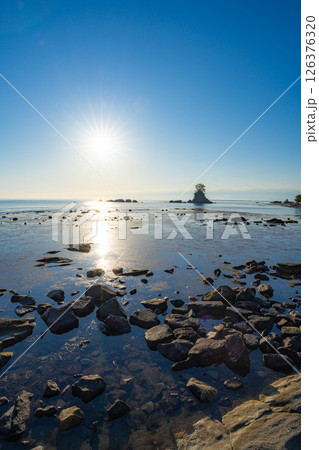 【海岸素材】富山県の絶景・初夏の凪いだ日本海と雨晴海岸の朝景【富山県】 126376320