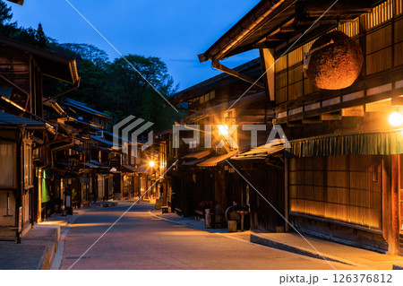 夜の中山道 奈良井宿 長野県塩尻市 夜の中山道 奈良井宿 長野県塩尻市 126376812
