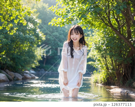 水遊びをする女の子 126377113
