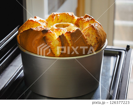 ふわっと香る、焼きたての幸せ。手作りシフォンケーキの瞬間 ふわっと香る、焼きたての幸せ。手作りシフォンケーキの瞬間 126377223