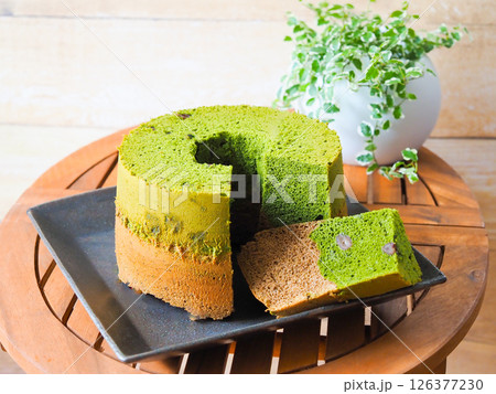 和の香り漂う、抹茶とほうじ茶のマーブルシフォンケーキ 126377230