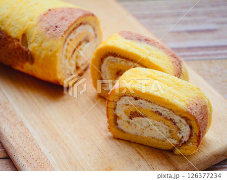 ヨーグルトとラズベリーの爽やかロールケーキ 126377234
