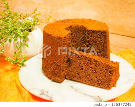 ふわふわしっとり、手作り感あふれるチョコレートシフォンケーキの癒しスイーツ 126377242