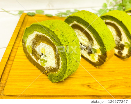 和の香りとふんわり食感。抹茶とほうじ茶の贅沢ロールケーキ 126377247