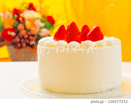 ふんわり軽やか、いちごのシフォンショートケーキで華やぐひととき 126377252