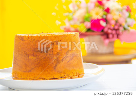 ふんわり軽やか、チョコレートマーブルの手作りシフォンケーキ 126377259