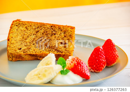 キャラメルとバナナが香る、コーヒーマーブルシフォンケーキの贅沢スイーツプレート 126377263