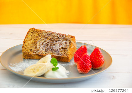 キャラメルとバナナが香る、コーヒーマーブルシフォンケーキの贅沢スイーツプレート 126377264