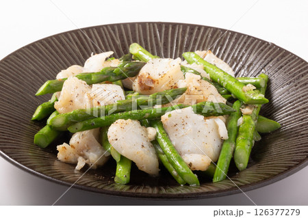 鱈とアスパラガスのガーリックバター焼き 126377279