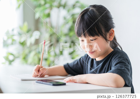 自宅で勉強をする小学生の女の子。 126377725