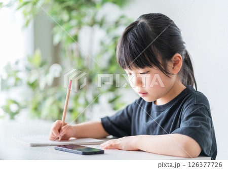 自宅で勉強をする小学生の女の子。 自宅で勉強をする小学生の女の子。 126377726