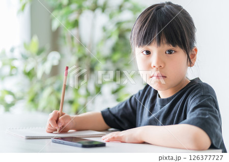 自宅で勉強をする小学生の女の子。 126377727