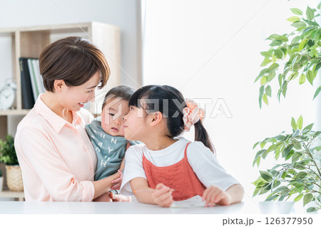 勉強をする女の子と母親。 126377950