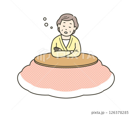 こたつに入って居眠りをする高齢女性 126378285