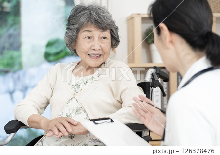 看護師と話すシニア女性　女性看護師　訪問看護　在宅医療 126378476