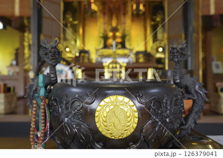 浄土真宗本願寺派のお寺の須弥壇 126379041