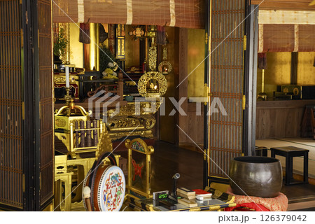 浄土真宗本願寺派のお寺の須弥壇 126379042