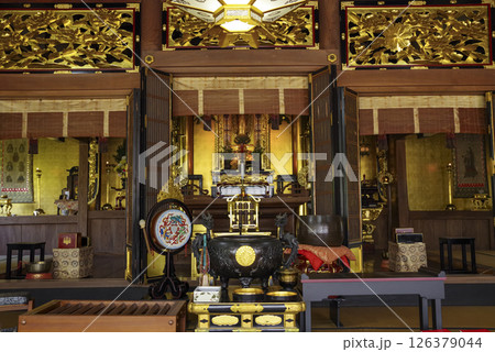 浄土真宗本願寺派のお寺の須弥壇 126379044