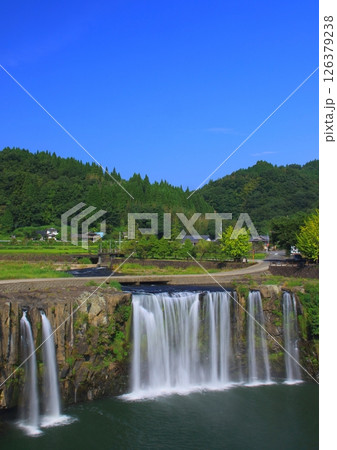 夏の原尻の滝(豊後大野市・縦構図) 夏の原尻の滝(豊後大野市・縦構図) 126379238