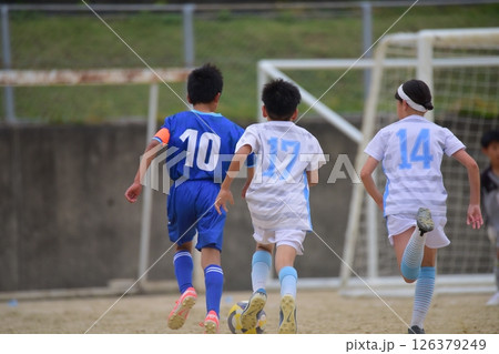 サッカー試合、小学生 126379249