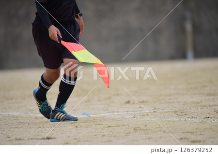 サッカー試合の審判 126379252