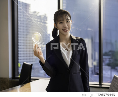 希望の光をつなぐ｜未来を笑顔で切り拓くビジネスウーマン 126379443
