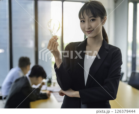 チームを照らすアイデア｜リーダーシップが生み出す未来 126379444