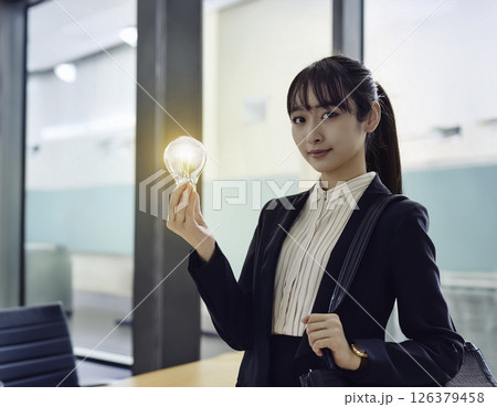 未来へ歩き出す光|行動力とアイディアで切り拓くビジネスパートナー 未来へ歩き出す光|行動力とアイディアで切り拓くビジネスパートナー 126379458